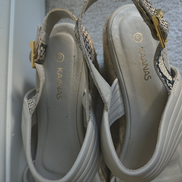 Kaanas Gray Platform Wedges with Gold Accent - Picture 4 of 6